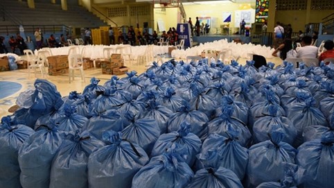 Bão Mangkhut đổ bộ, Philippines gom gạo nhập trái phép để viện trợ