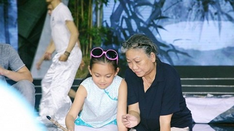 Bào Ngư bất ngờ điềm đạm trình diễn thư pháp Việt Nam