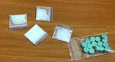 Bắt 2 thanh niên mang theo ma túy đá và thuốc lắc