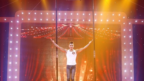 Bất chấp việc giãn cột sống, “hot boy làng xiếc” Trịnh Thắng đốn tim khán giả với tiết mục xiếc đỉnh và đẹp