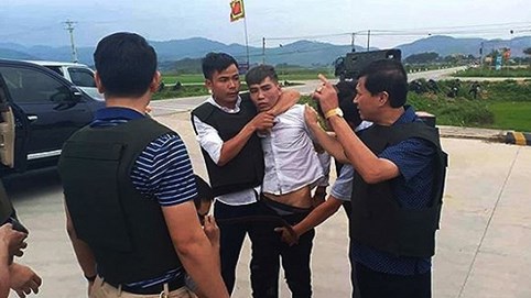 Bắt giữ nghi phạm cuối trong vụ ôm súng và lựu đạn cố thủ trong xe ô tô