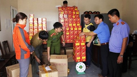 Khởi tố hai đối tượng “thủ” hơn nửa tấn pháo bán Tết kiếm lời