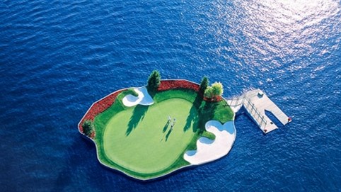 Trải nghiệm chơi golf trên sân trôi vô định giữa hồ độc nhất nước Mỹ