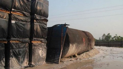 Khó hiểu vụ gây ô nhiễm nguồn nước sông Đà: Thu gom 8,8 tấn dầu thải để làm gì?