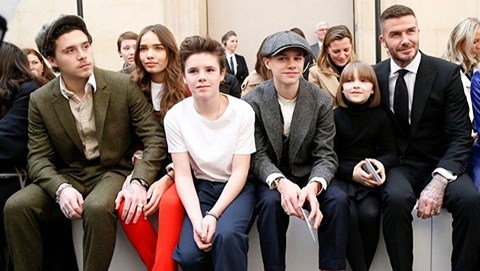 Beckham và 4 con được săn đón khi tới show cổ vũ Victoria