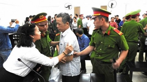 Vụ án cựu Bí thư Bến Cát kêu oan: Tòa trả hồ sơ, khán phòng vỗ tay rần rần