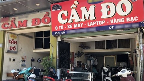 Bí tiền, sếp cầm đồ ô tô Mercedes lo thưởng Tết cho nhân viên