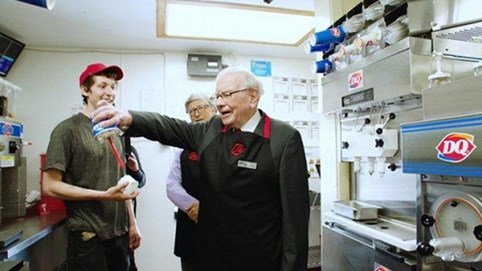 Bill Gates và Warren Buffett cùng trải nghiệm làm nhân viên bán kem