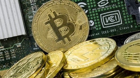 Bitcoin bất ngờ rơi “chọc” thủng mốc 5.000 USD/coin, nhà đầu tư “khóc ròng”