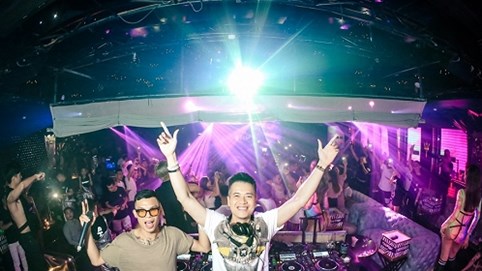 Sự kết hợp giữa Nightclub và Fashion show đầu tiên tôn vinh vẻ đẹp nữ quyền