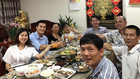 Bữa cơm gia đình ấm áp của thủ môn Bùi Tiến Dũng cùng gia đình doanh nhân Phạm Hữu Tuấn