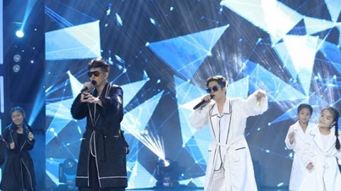 Bùi Anh Tuấn mặc Pijama nhún nhảy 