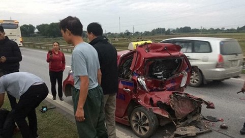 Tài xế xe tải gặp nạn vừa được đưa lên taxi tiếp tục bị xe khác đâm trúng