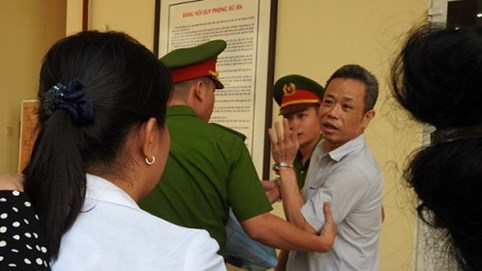 Câu hỏi day dứt vụ cựu Bí thư Bến Cát kêu oan: 'Bố học dốt chưa được về hả mẹ?'