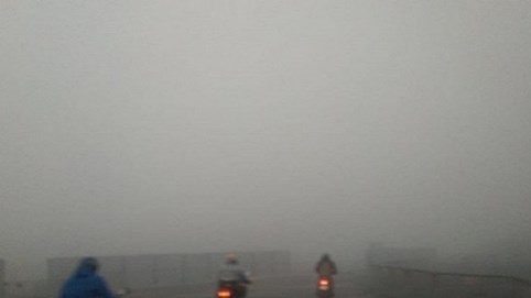 Sương mù dày đặc bất thường ở Hà Nội