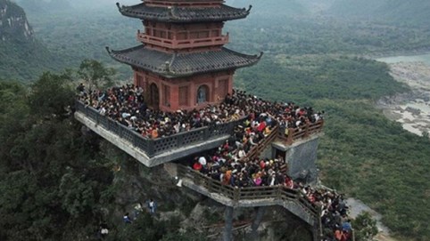 Đi lễ đầu năm: Không nên xem nhẹ khuyến cáo phòng dịch