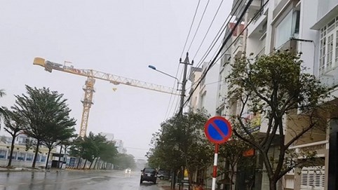 Nóng 24h qua: Cần cẩu công trình xoay như chong chóng, người đi đường “đứng tim”