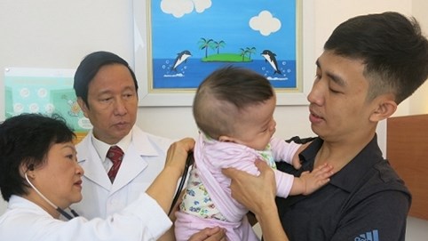 Ca ghép tế bào gốc cứu sống ngoạn mục bé trai sinh non bị xơ phổi