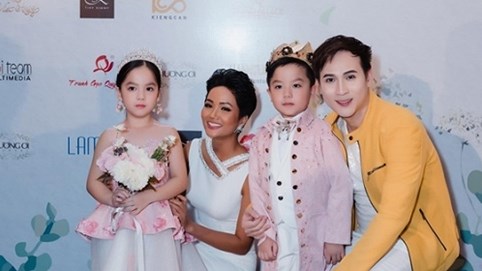 Nguyên Vũ cùng H'Hen Niê kêu gọi đấu giá áo dài để gây quỹ từ thiện