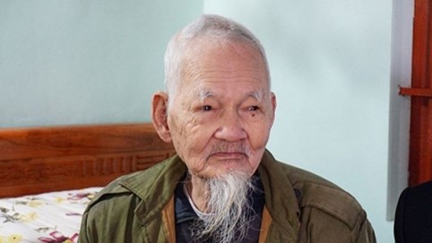 Thầy giáo vinh dự được Bác Hồ tặng áo