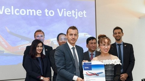 CEO Vietjet Nguyễn Thị Phương Thảo ký hợp đồng mua 20 máy bay Airbus A321XLR