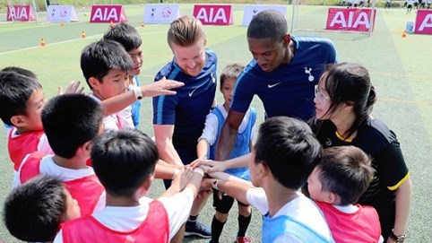 “Các chân sút nhí” trải nghiệm chuỗi hoạt động bóng đá cùng 2 HLV của CLB Tottenham
