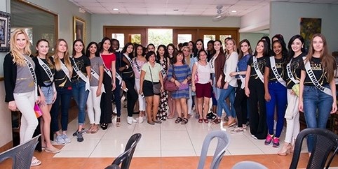 Các Hoa hậu Đại sứ Du lịch Thế giới ghé thăm khu dưỡng lão tại Manila