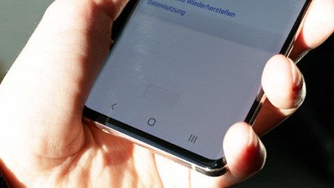 Cảm biến vân tay Galaxy S10 hiện dưới ánh sáng mạnh