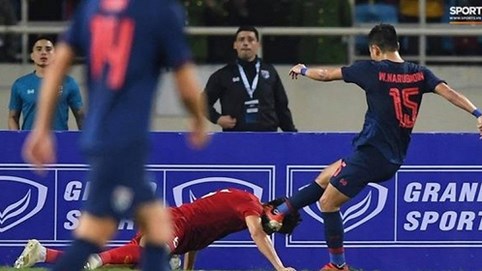 Cảm động hình ảnh Văn Hậu dùng đầu cản bóng cứu thua cho tuyển Việt Nam