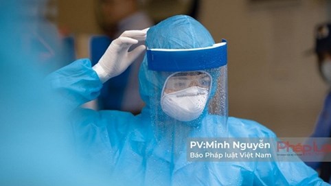 Cận cảnh quy trình khử khuẩn cho nhân viên y tế tránh lây nhiễm chéo