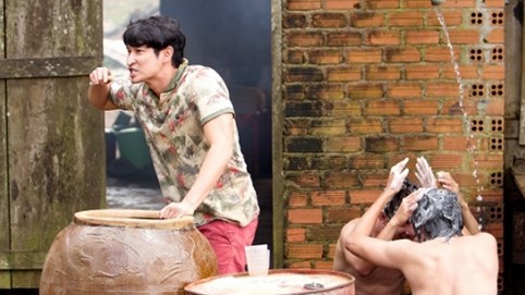 Cảnh tắm chung bá đạo của Huy Khánh, Kiều Minh Tuấn và Song Luân