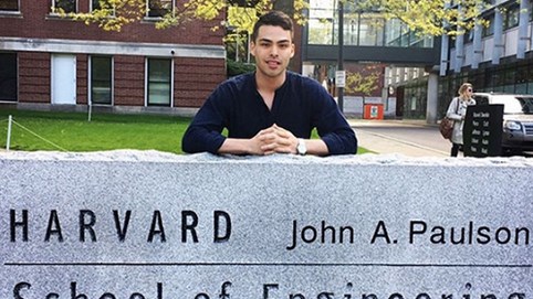 Đi học ở Harvard: Cọ rửa toilet, đóng giá sách và bán quần áo để theo đuổi ước mơ