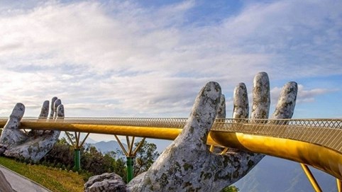 Du khách ngang nhiên khắc ký tự lạ, bôi bẩn Cầu Vàng Đà Nẵng