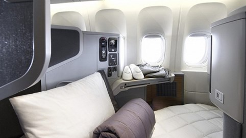 Ngồi đau lưng, ngả ghế thành ngay giường nằm cực thích của hãng hàng không hàng đầu nước Mỹ