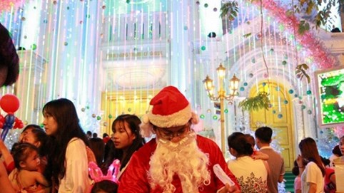 Ông già Noel chạy xe máy bở hơi tai đi phát quà