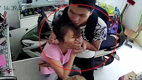 Hai vợ chồng đang ngủ bị nhóm đối tượng kề dao vào cổ cướp hơn 150 triệu đồng