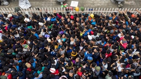 CĐV chen lấn, bật khóc vì mua vé xem AFF Cup 2018