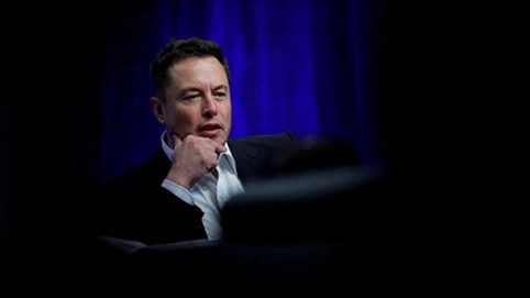 CEO Elon Musk đã xóa bỏ chức danh của mình tại Tesla, nói rằng “để xem chuyện gì sẽ xảy ra”