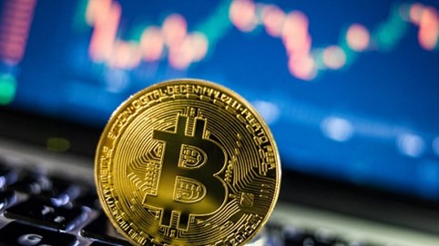 Vừa chạm đỉnh, Bitcoin đã “tụt dốc không phanh”, bốc hơi hơn 3000 USD trong một ngày