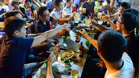 Chỉ có người bất tài, thiếu năng lực mới phải lấy lòng sếp nhờ... rượu chè, ăn nhậu