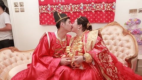 Choáng với sính lễ toàn vàng ròng trong đám cưới con gái 