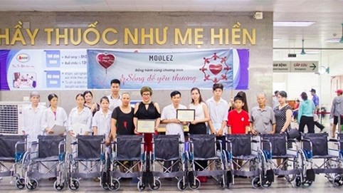 Chủ tịch HĐQT Moolez Việt Nam trao tặng 10 chiếc xe lăn cho Viện Huyết Học Trung Ương