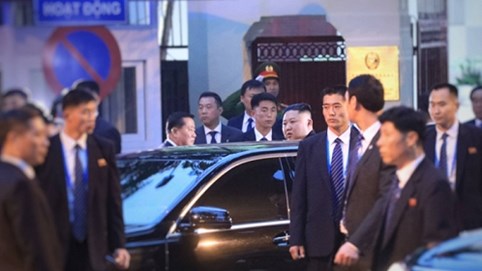 Chủ tịch Kim Jong-un đến Đại sứ quán Triều Tiên