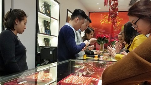 Chưa đến ngày vía Thần tài, người dân đã đổ xô đi mua vàng
