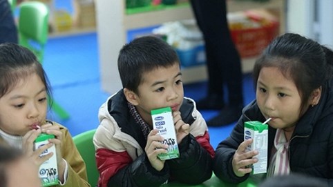 Chương trình Sữa học đường tại Hà Nội: Nhiều phụ huynh muốn mỗi con được thêm 2-3 suất nữa
