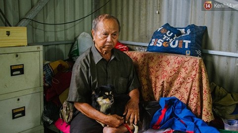 Chuyện anh nhân viên mồ côi cưu mang ông lão ve chai và chú chó nhỏ: 