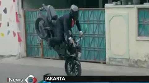 Clip hot: Tổng thống Indonesia lái xe phân khối lớn ở lễ khai mạc ASIAD