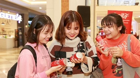 Coca - Cola Việt Nam ra phiên bản lon đặc biệt với logo song ngữ cùng thông điệp kết nối hòa bình