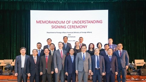 Coca-Cola Việt Nam ký kết biên bản ghi nhớ về bồi dưỡng cán bộ làm công tác đối ngoại