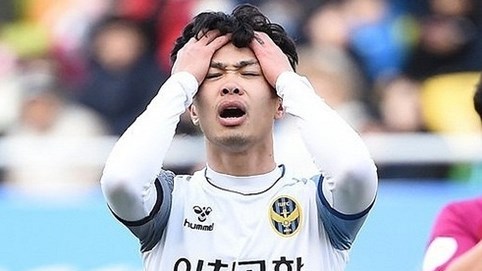 Công Phượng mất chỗ Incheon United: Thầy chê, đồng đội quay lưng...